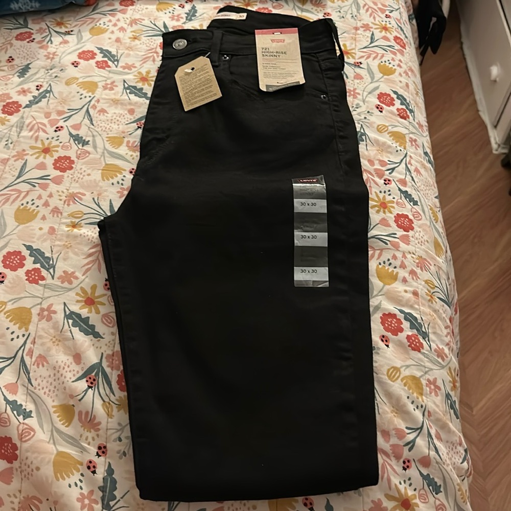 Black Levi’s High-Rise Skinny